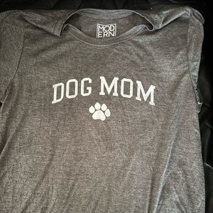 “Dog Mom” graphic t-shirt